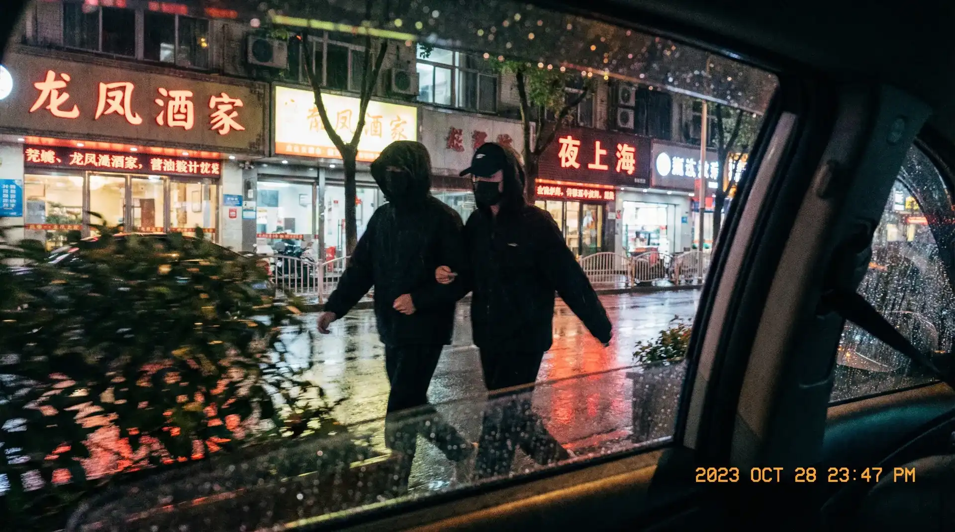 17c一起草网页版 - 顶流明星深夜密会现场抓拍照片